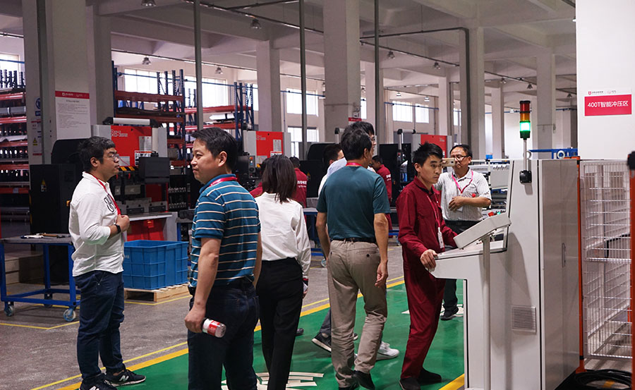 阿里巴巴集團(tuán)廚房大家電負(fù)責(zé)人子謖一行到訪佳歌集團(tuán) 參觀智慧工廠 阿里巴巴集團(tuán)廚房大家電負(fù)責(zé)人子謖一行到訪佳歌集團(tuán) 參觀智慧工廠