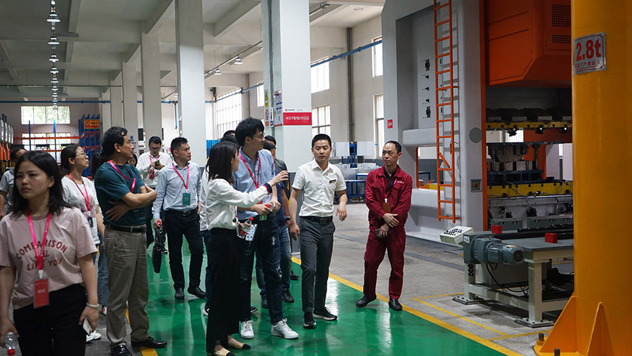 阿里巴巴集團(tuán)廚房大家電負(fù)責(zé)人子謖一行到訪佳歌集團(tuán) 參觀智慧工廠 阿里巴巴集團(tuán)廚房大家電負(fù)責(zé)人子謖一行到訪佳歌集團(tuán) 參觀智慧工廠