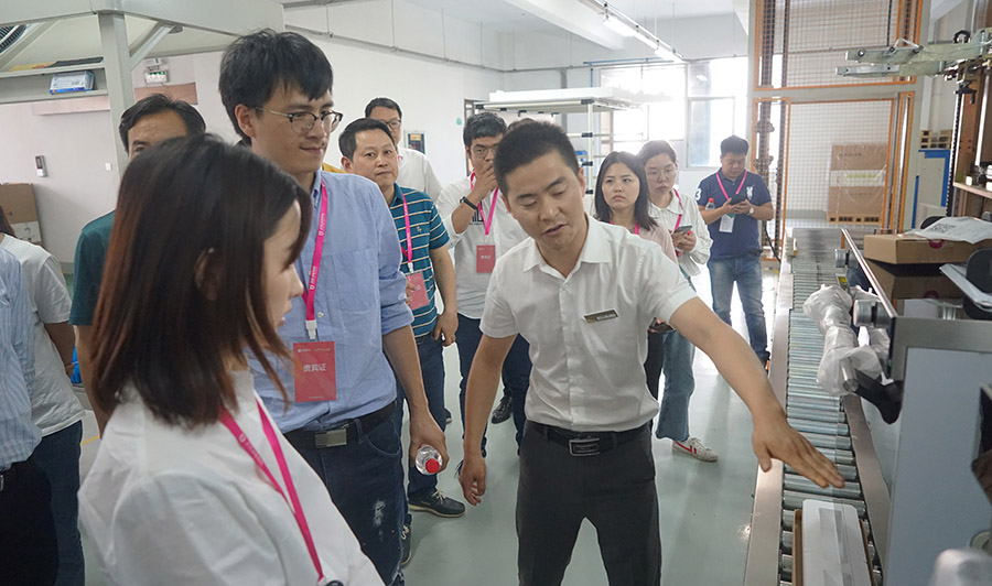 阿里巴巴集團(tuán)廚房大家電負(fù)責(zé)人子謖一行到訪佳歌集團(tuán) 參觀智慧工廠 阿里巴巴集團(tuán)廚房大家電負(fù)責(zé)人子謖一行到訪佳歌集團(tuán) 參觀智慧工廠