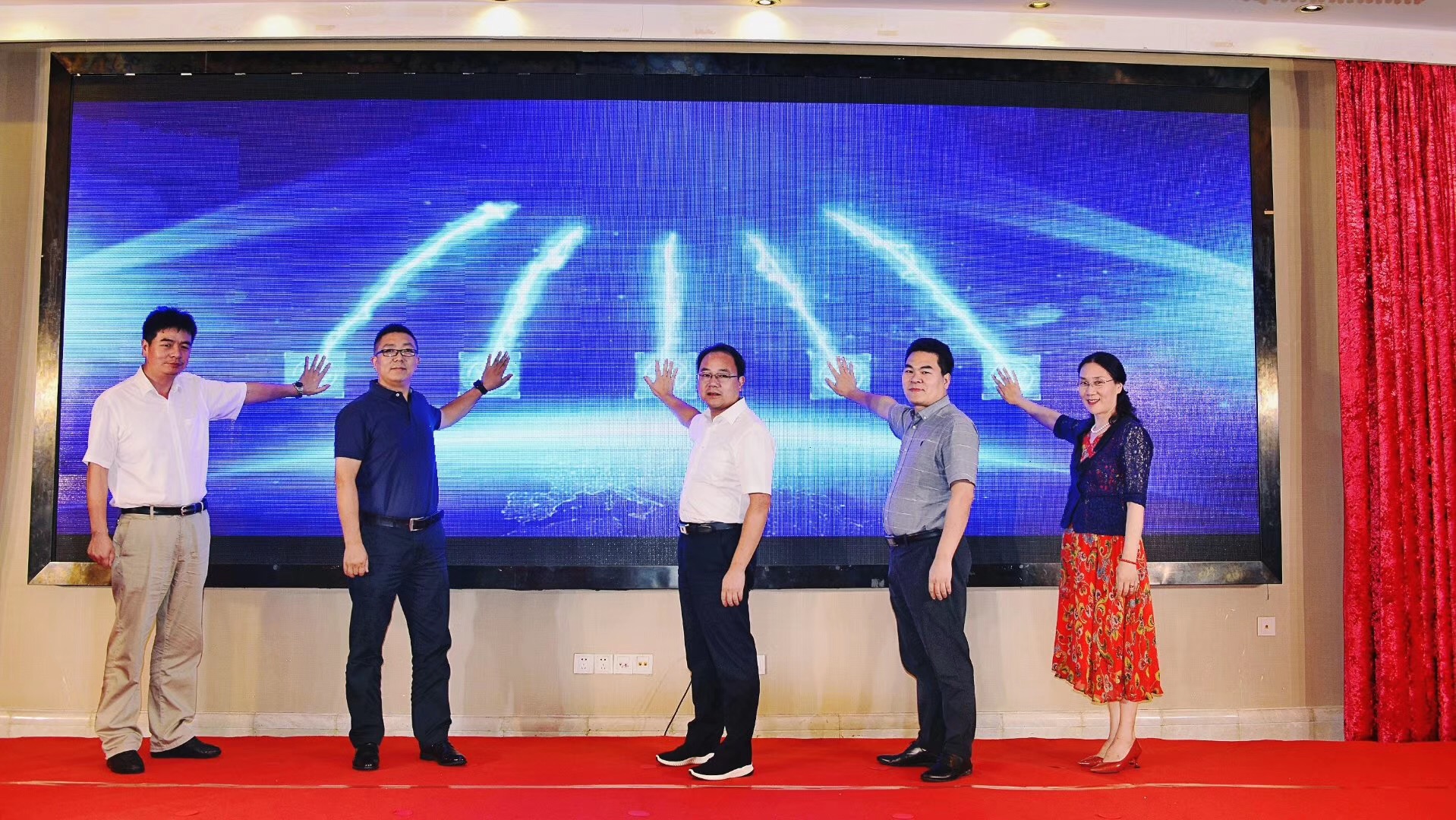 中國經(jīng)濟信息社、京東集團、嵊州市商務局等“廠直優(yōu)品”項目組成員蒞臨佳歌集成灶參觀考察