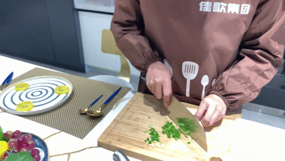 【佳歌廚房】全家都愛吃的可樂雞翅，你學(xué)會了嗎？