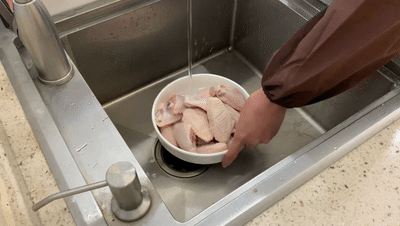 【佳歌廚房】全家都愛吃的可樂雞翅，你學(xué)會了嗎？