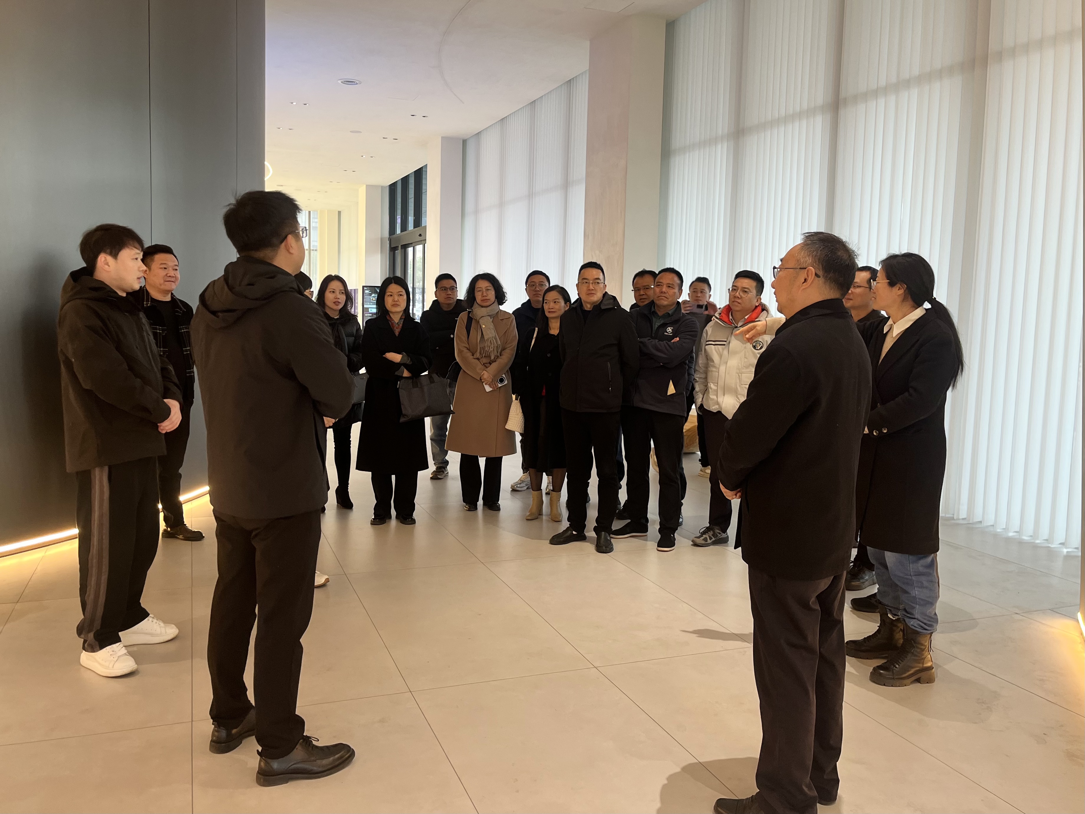 嵊州、新昌兩地政協(xié)副主席、民建主委等領(lǐng)導(dǎo)一行蒞臨佳歌集成灶參觀指導(dǎo)